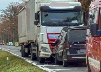 LKW und Auto bei Groß Jamno zusammengestoßen. Verletzte & Sperrung