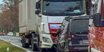 LKW und Auto bei Groß Jamno zusammengestoßen. Verletzte & Sperrung