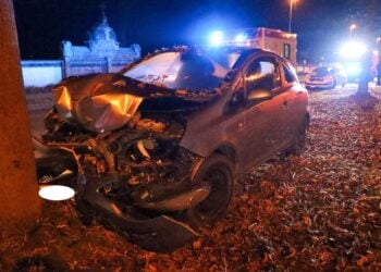 Verkehrsunfall auf dem Nordring in Cottbus. PKW prallt gegen Baum