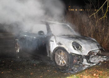 PKW brennt in Cottbus-Sachsendorf in der Nacht vollständig aus