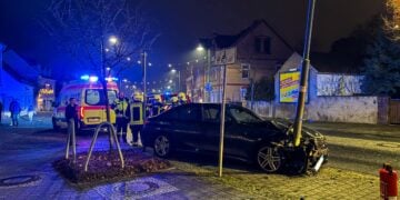 Verkehrsunfall in Lauchhammer: Pkw rutscht bei Blitzeis von der Straße