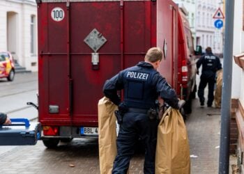Sprengstoffeinheit bei Durchsuchungen in Cottbus im Einsatz