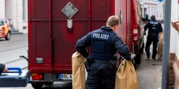 Sprengstoffeinheit bei Durchsuchungen in Cottbus im Einsatz