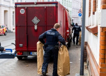 Sprengstoffeinheit bei Durchsuchungen in Cottbus im Einsatz