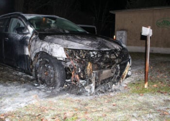 Feuerwehreinsatz in der Nacht: PKW-Brand in Cottbus-Madlow