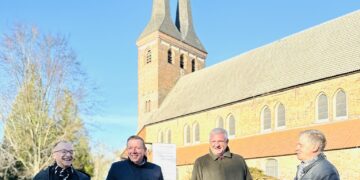 Knut Abraham (MdB) und Elbe-Elster-Landrat Christian Jaschinski (2.v.l.) besuchen die Kirche St. Marien in Kirchhain. Pfarrer Frank Wendel (l) und Bernd Heinke von der evangelischen Kirchengemeinde erläutern die Baumaßnahme. (Bild: Franziska Dorn)