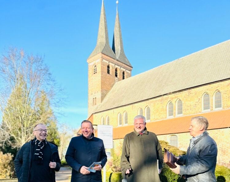 Knut Abraham (MdB) und Elbe-Elster-Landrat Christian Jaschinski (2.v.l.) besuchen die Kirche St. Marien in Kirchhain. Pfarrer Frank Wendel (l) und Bernd Heinke von der evangelischen Kirchengemeinde erläutern die Baumaßnahme. (Bild: Franziska Dorn)