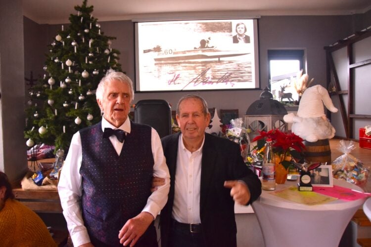 Zwei erfolgreiche Motorboot-Rennfahrer unter sich: Helmut Mulka (90 Jahre) und Bernd Beckhusen (84)