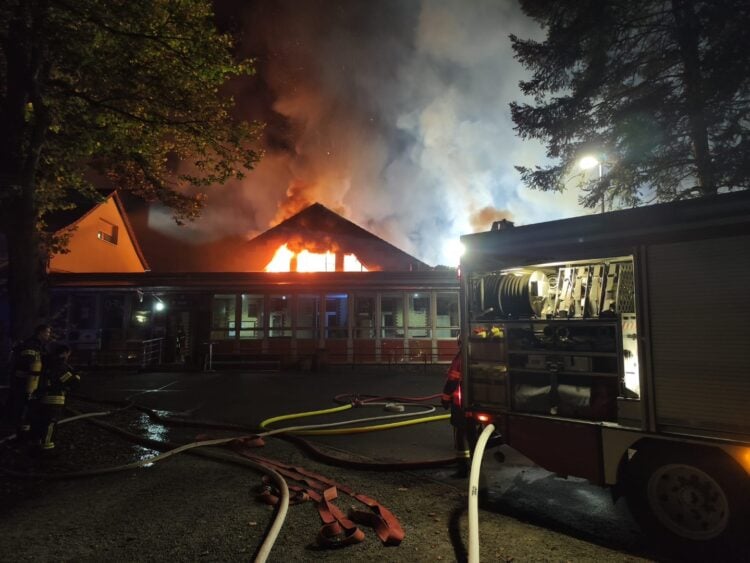 Das Kulturhaus wurde bei dem Brand fast vollständig zerstört. (Bild: Feuerwehr Nachrichten aus OSL)