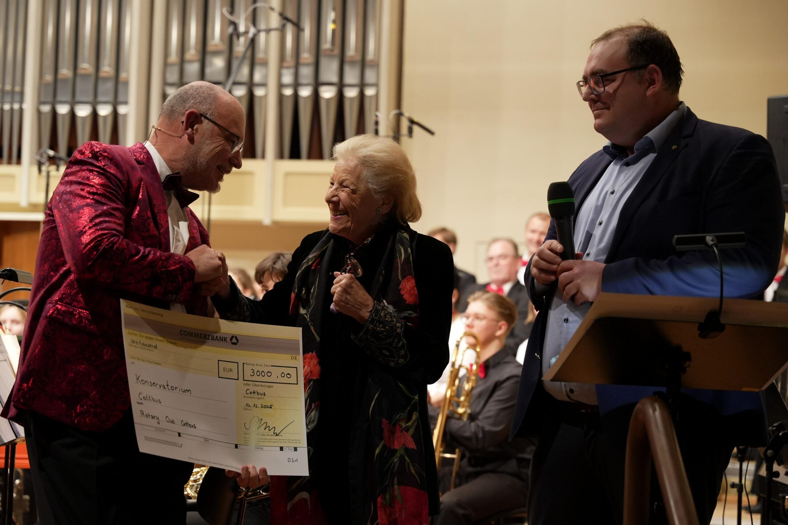 An das Konservatorium Cottbus gingen 3.000 Euro vom Rotary Weihnachtskonzert