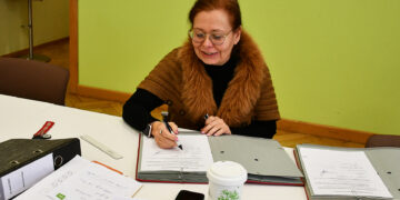 Kreiswahlleiterin Susann Kirst unterschreibt die Niederschrift zur ordnungsgemäßen Zulassung der Wahlvorschläge. (Bild: Pressestelle Kreisverwaltung/Tilo Wanka)