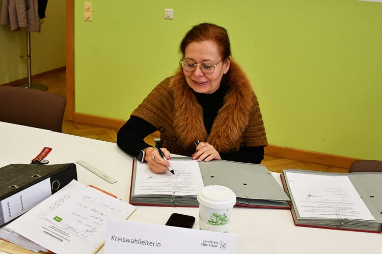 Kreiswahlleiterin Susann Kirst unterschreibt die Niederschrift zur ordnungsgemäßen Zulassung der Wahlvorschläge. (Bild: Pressestelle Kreisverwaltung/Tilo Wanka)