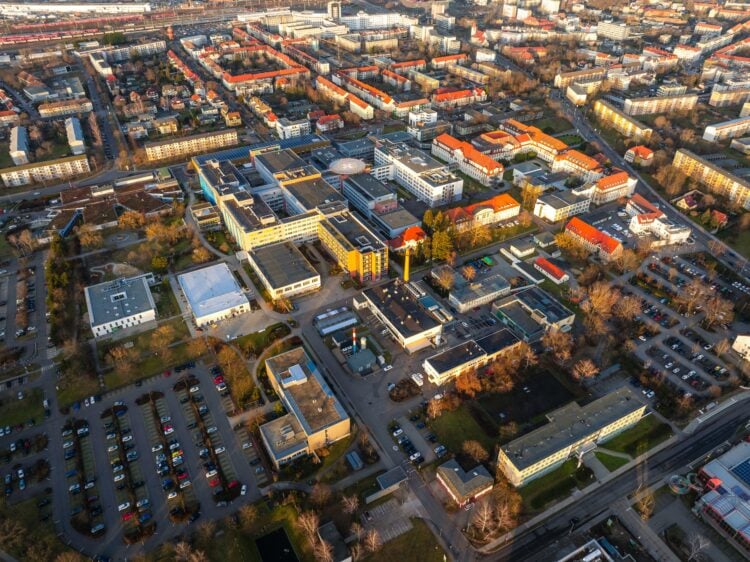 Luftaufnahme vom Campus der MUL – CT (Bild: MUL - CT)