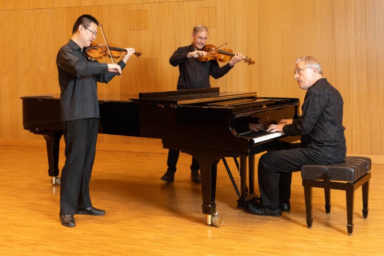 v.l.n.r.: Chuanru He (Violine), Matthias Schella (Viola) und Ulrich Schneider (Kla-vier) (Foto: © Bernd Schönberger)