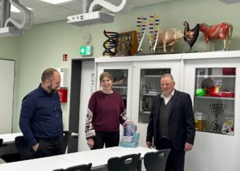 Schulleiter Peter Guhra und Dahme-Spreewalds Finanz- und Bildungsdezernent Stefan Klein mit Caroline Bergmüller (Lehrkraft für Bio und Chemie); Foto: LDS/Nadine Starke