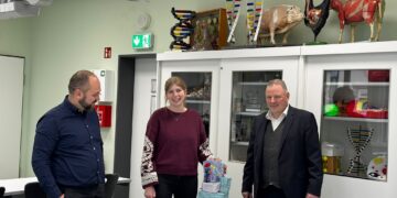 Schulleiter Peter Guhra und Dahme-Spreewalds Finanz- und Bildungsdezernent Stefan Klein mit Caroline Bergmüller (Lehrkraft für Bio und Chemie); Foto: LDS/Nadine Starke