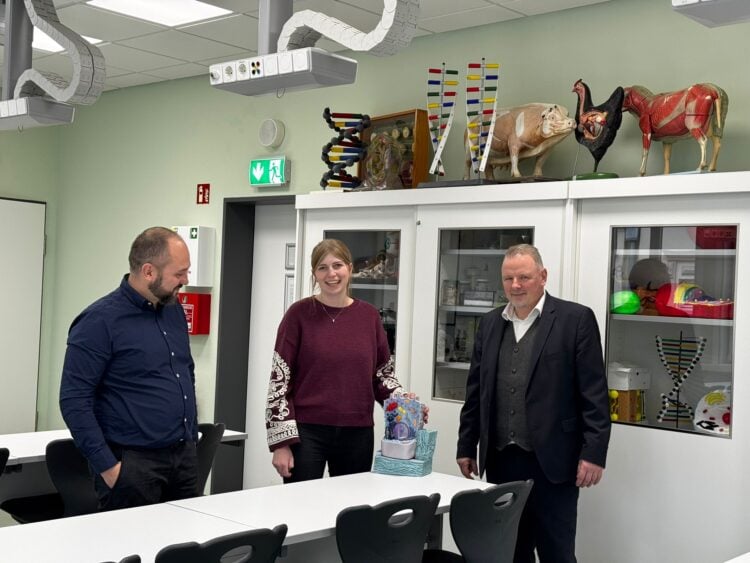 Schulleiter Peter Guhra und Dahme-Spreewalds Finanz- und Bildungsdezernent Stefan Klein mit Caroline Bergmüller (Lehrkraft für Bio und Chemie); Foto: LDS/Nadine Starke