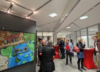 „Kuschelkapital“ bringt farbige Kunst in Cottbuser Sparkassenfiliale