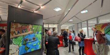 „Kuschelkapital“ bringt farbige Kunst in Cottbuser Sparkassenfiliale