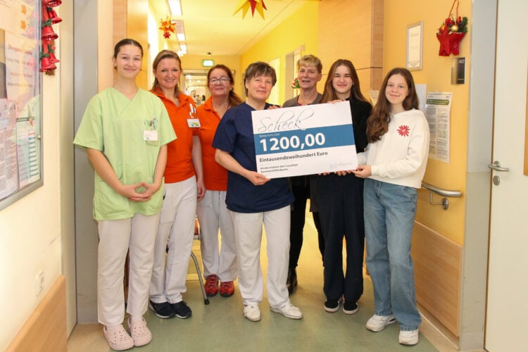 v.r.: Alina, Lea und Frau Hoffmann übergeben den Spendenscheck an das Team der Kinderstation (Bild: Lausitzer Seenland Klinikum)