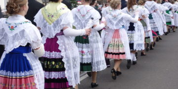 In Briesen gibt es in diesem Jahr die 150. Fastnacht. Aus Anlass des Jubiläums feiern Jung und Alt gemeinsam. Das Foto stammt von der Jugendfastnacht 2024. (Foto: K. Möbes)