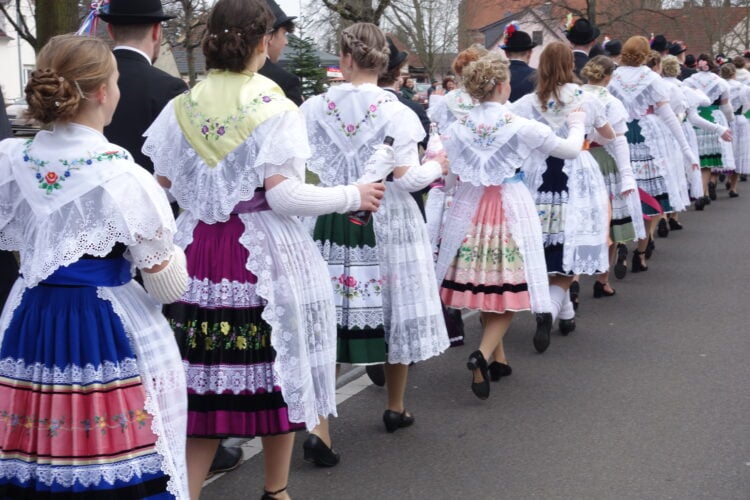In Briesen gibt es in diesem Jahr die 150. Fastnacht. Aus Anlass des Jubiläums feiern Jung und Alt gemeinsam. Das Foto stammt von der Jugendfastnacht 2024. (Foto: K. Möbes)