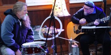 „Die Bartlosen“ in kleiner Besetzung am Bootshaus Leinweber: Michael und Torsten begeistern ihre Fans mit deutschem und internationalen Songs aus Rock und Pop. (Foto: Archiv/K. Möbes)
