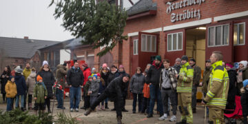 Bei der Feuerwehr in Ströbitz fliegen wieder die Weihnachtsbäume