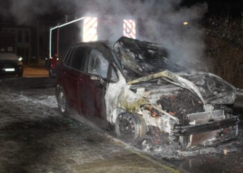 Erneuter Autobrand in Cottbus. Feuerwehr am frühen Morgen im Einsatz