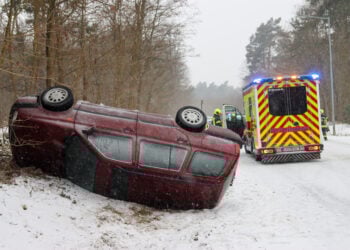 Unfall in Bühlow: Auto landet auf dem Dach