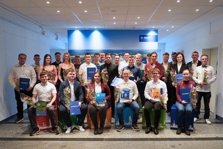 Der 2022er-Ausbildungsjahrgang startet im Industriepark Lausitz in ihre berufliche Zukunft.  Foto: BASF InfraService & Solutions Lausitz GmbH
