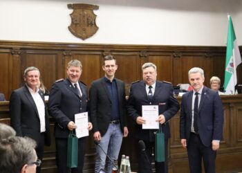 Finsterwalde ehrt Feuerwehrführung mit Beförderungen