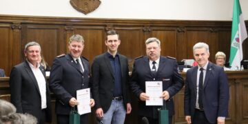 Finsterwalde ehrt Feuerwehrführung mit Beförderungen