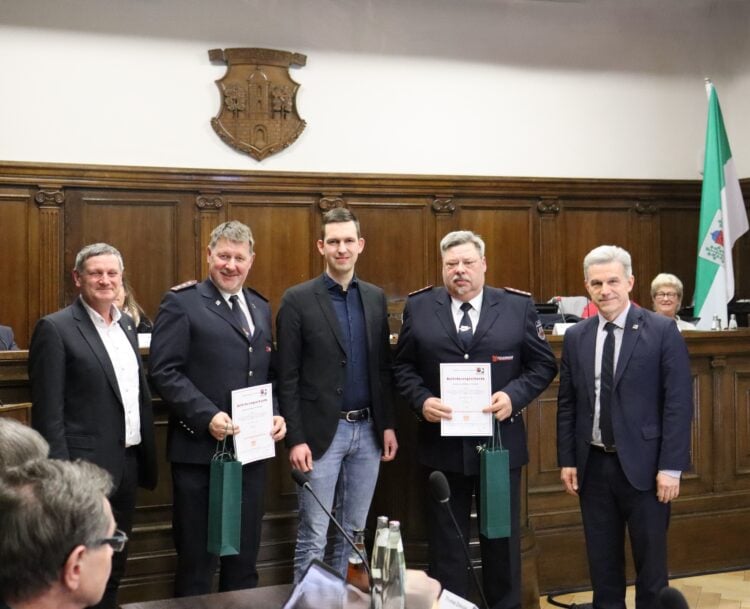 Finsterwalde ehrt Feuerwehrführung mit Beförderungen