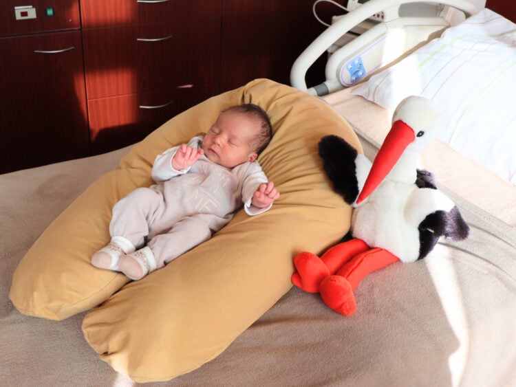 Kreißsaalbilanz: 298 Geburten im Elbe-Elster Klinikum in 2025