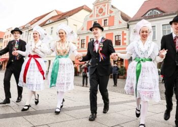 Zapust in Cottbus: Traditioneller Umzug des Niedersorbischen Gymnasiums