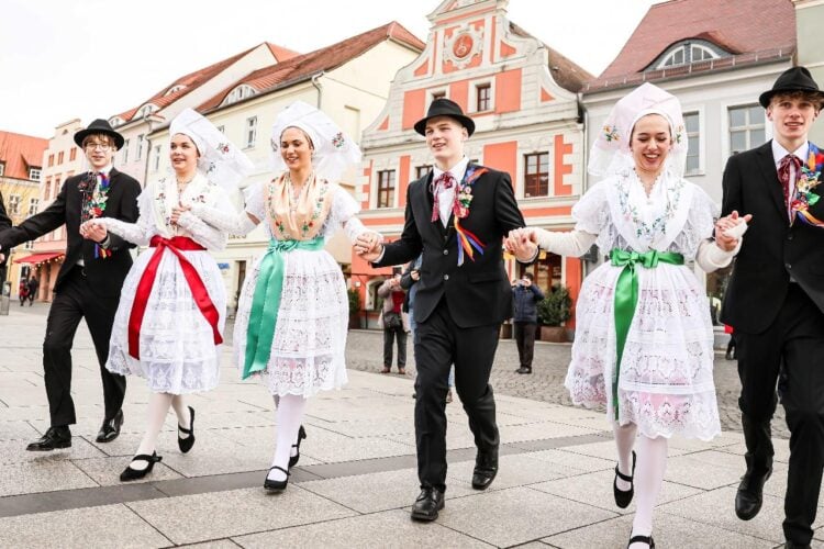 Zapust in Cottbus: Traditioneller Umzug des Niedersorbischen Gymnasiums