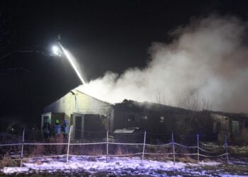 Asbestdach stürzt bei Scheunenbrand in Zützen ein