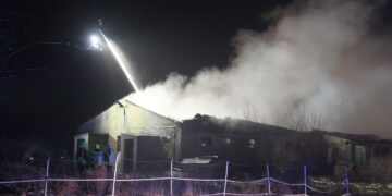 Asbestdach stürzt bei Scheunenbrand in Zützen ein