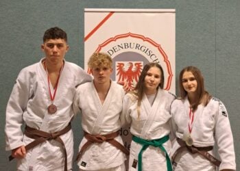 v.l.n.r. Tim Siebert, Nick Sebastian, Lena Struck und Landesmeisterin Sophie
Jäger (Bild: KSC ASAHI Spremberg)