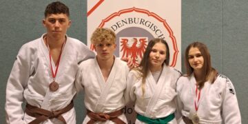 v.l.n.r. Tim Siebert, Nick Sebastian, Lena Struck und Landesmeisterin Sophie
Jäger (Bild: KSC ASAHI Spremberg)