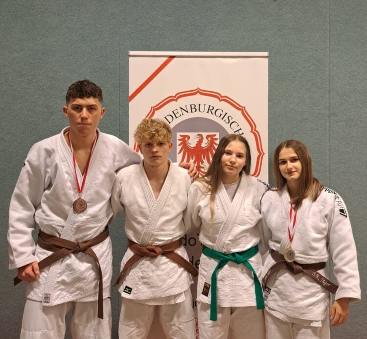 v.l.n.r. Tim Siebert, Nick Sebastian, Lena Struck und Landesmeisterin Sophie
Jäger (Bild: KSC ASAHI Spremberg)