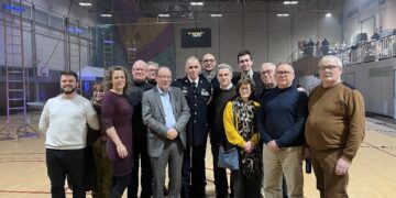Gruppenfoto der französischen und deutschen Delegation in der Sporthalle in Montataire. (Bild: ©Stadt Finsterwalde/Torsten Drescher)