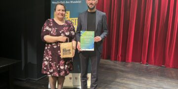 Campus-Geschäftsführer Tom Lehnert nahm mit Kathrin Lehm die Prämierung entgegen. (Bild: FamilienCampus Lausitz)