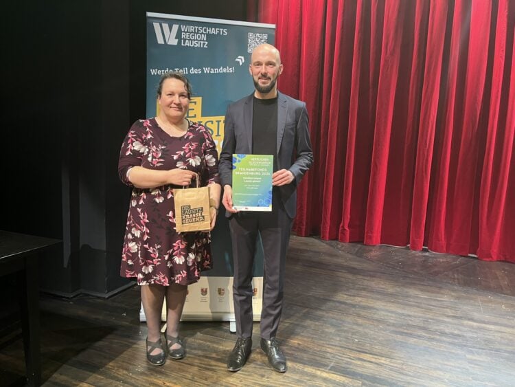 Campus-Geschäftsführer Tom Lehnert nahm mit Kathrin Lehm die Prämierung entgegen. (Bild: FamilienCampus Lausitz)