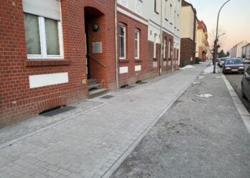 Schillerstraße in Finsterwalde: Gehweg und Beleuchtung modernisiert