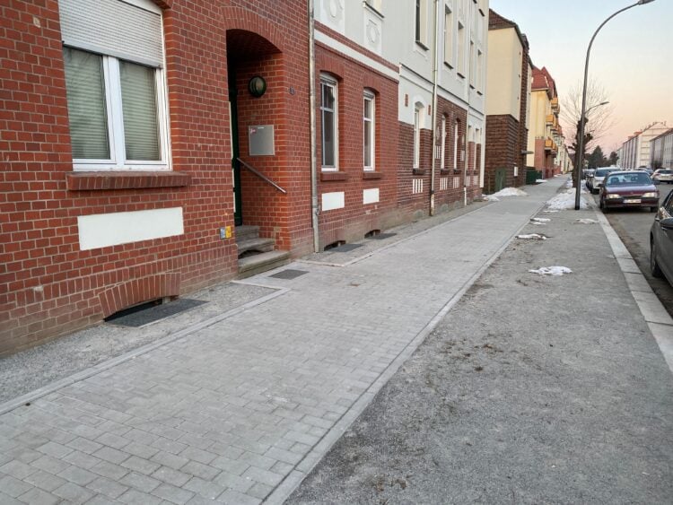 Schillerstraße in Finsterwalde: Gehweg und Beleuchtung modernisiert