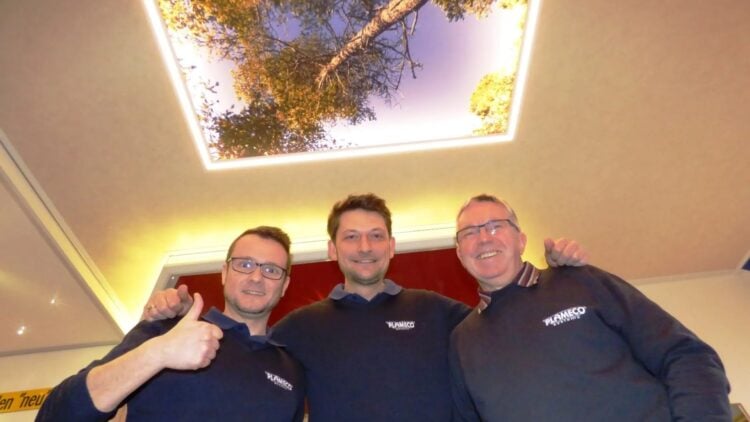 Plameco zeigt moderne Spanndecken und Licht auf Handwerkermesse Cottbus