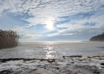 Mann bricht auf Senftenberger See ins Eis ein. Hubschrauber im Einsatz