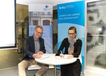 BTU-Präsidentin Prof. Gesine Grande und Prof. Hauke Bartels, Direktor des Sorbischen Instituts, unterzeichnen die gemeinsame Vereinbarung. Foto: BTU, Isabell Grätz